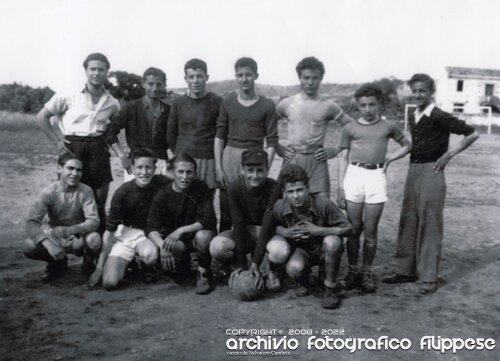 Aragona-Giuseppedott.-Peppe-con-amici-nel-1947